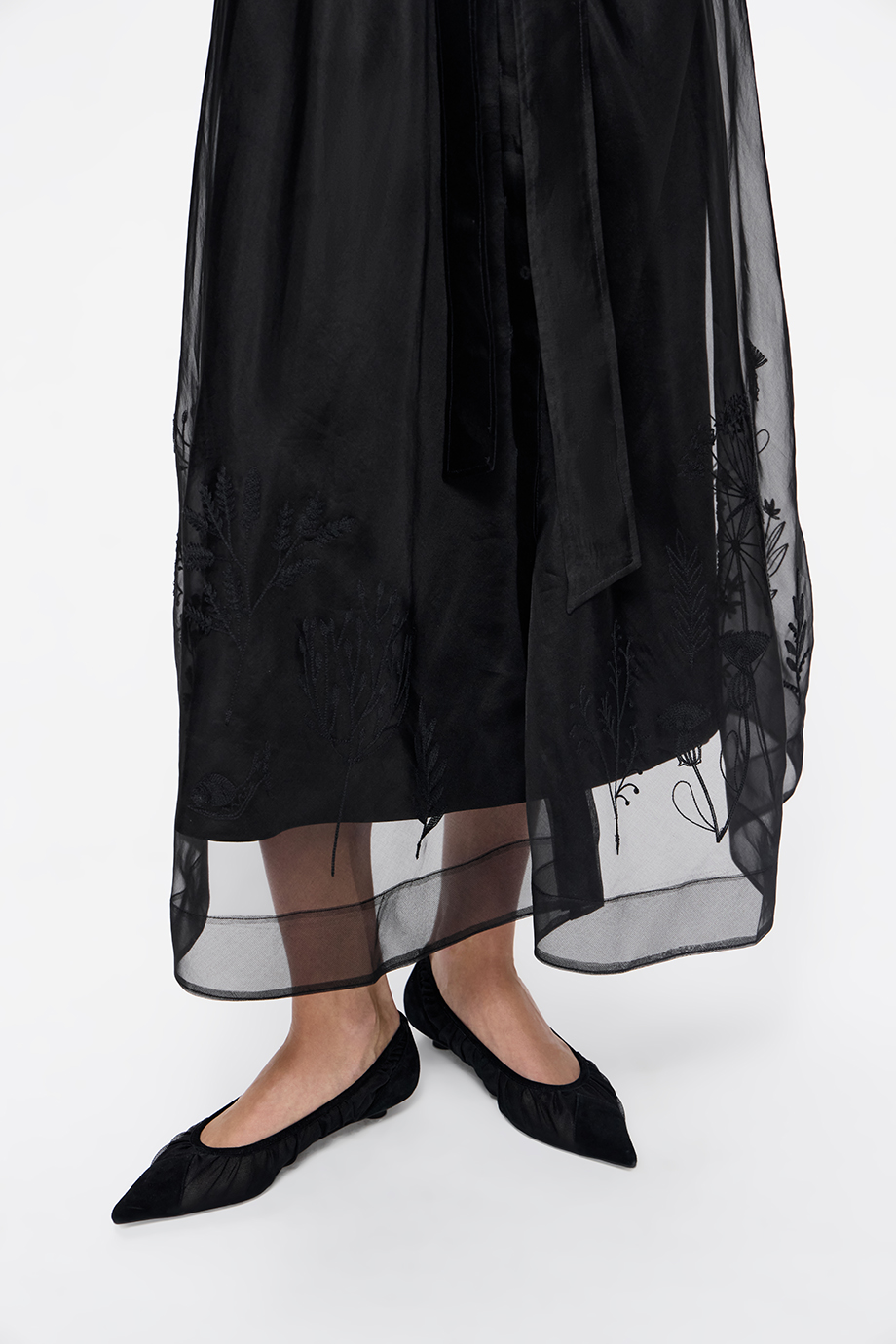 Платье из шелковой органзы с вышивкой