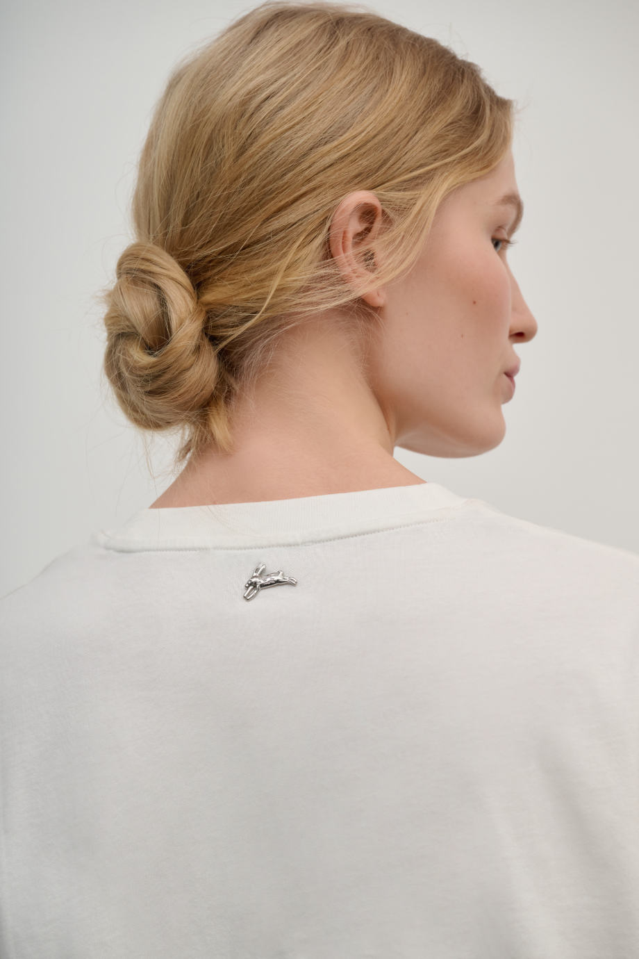 Футболка с принтом и вышивкой