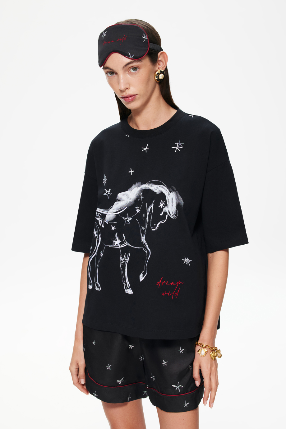 Футболка с принтом и вышивкой