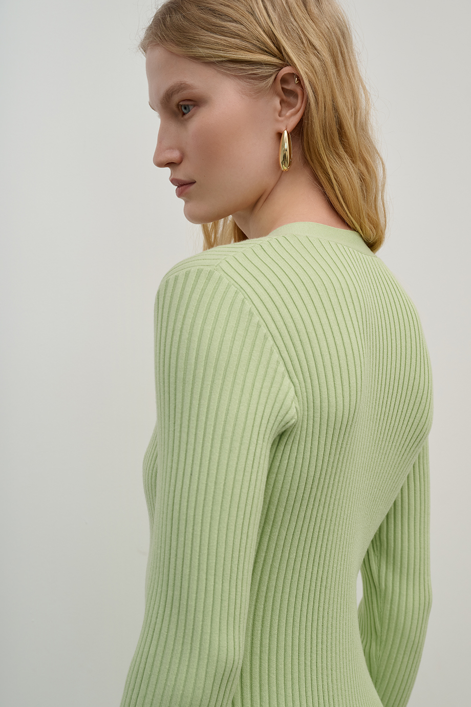 Платье-футляр вязаное