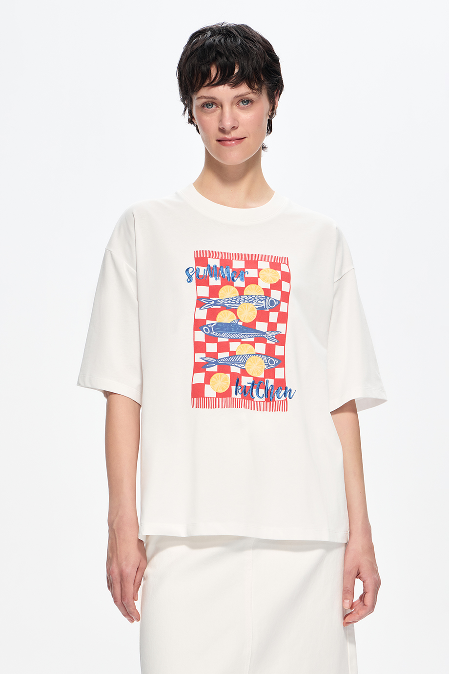 Футболка с принтом и вышивкой