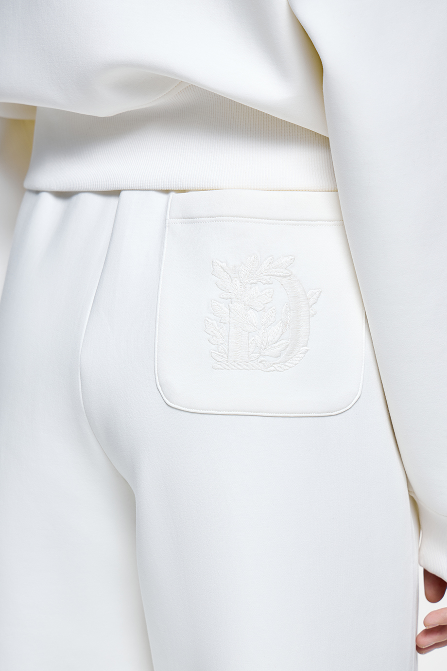 Брюки трикотажные с вышивкой