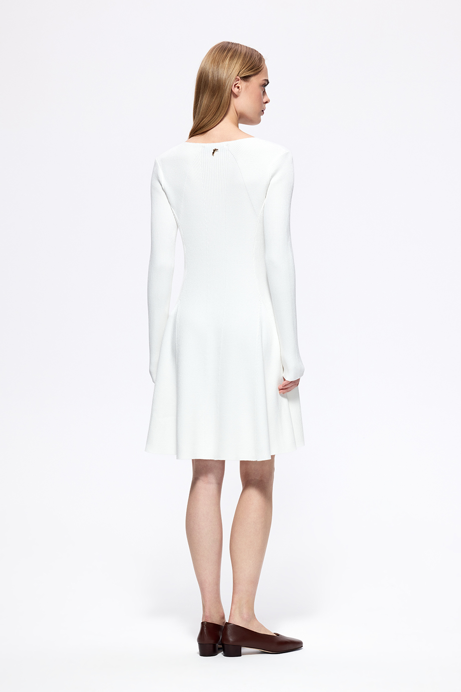 Вязаное расклешенное платье