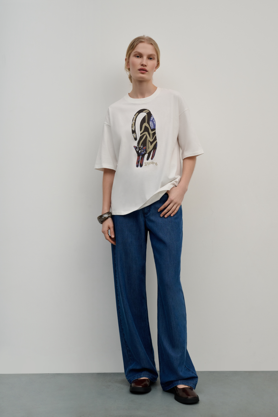 Футболка с принтом и вышивкой