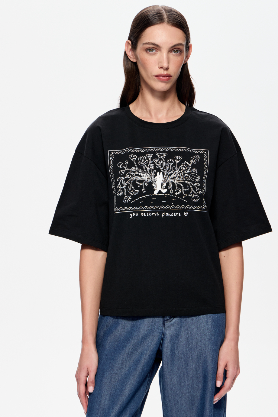 Футболка с принтом и вышивкой