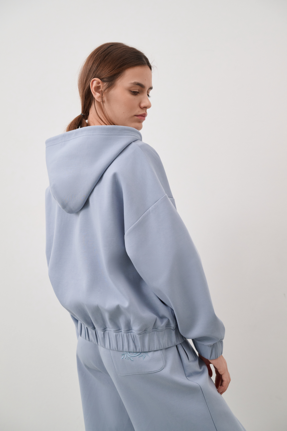 Худи на молнии с вышивкой