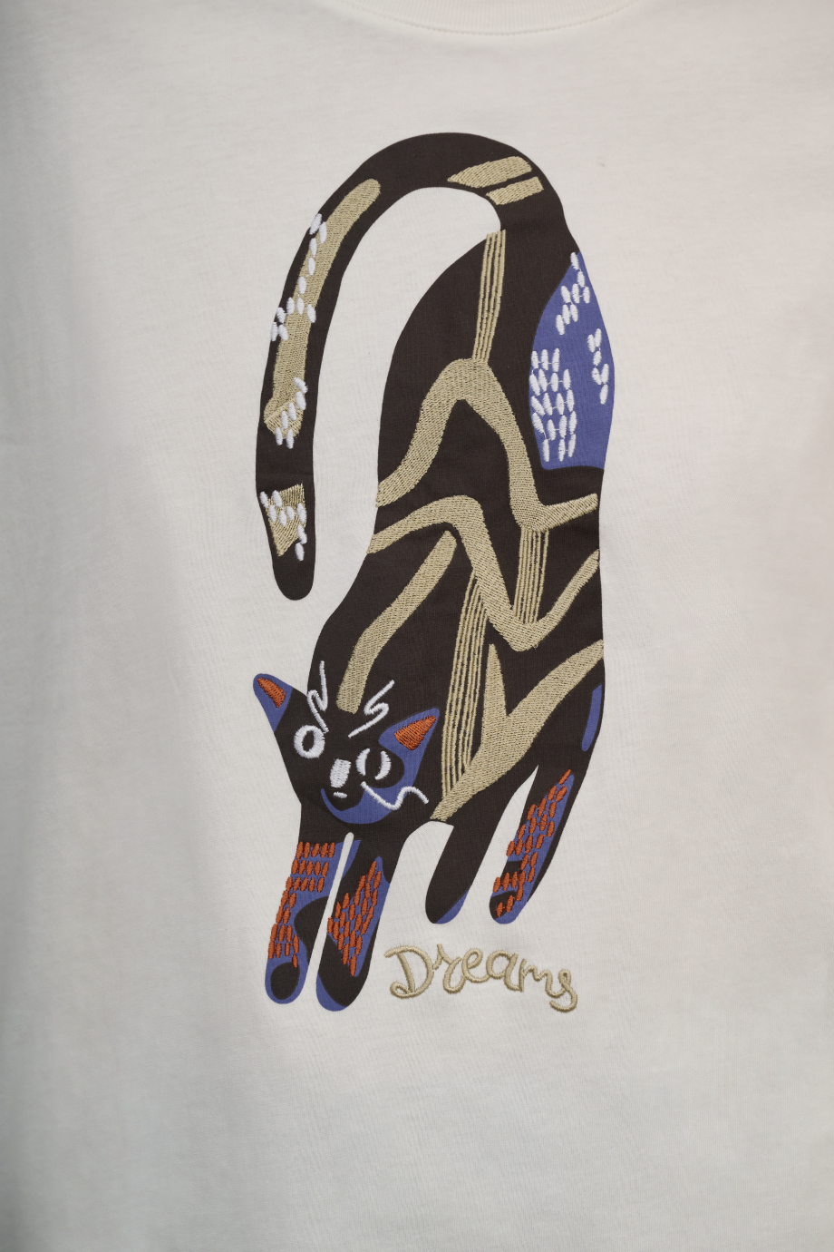 Футболка с принтом и вышивкой