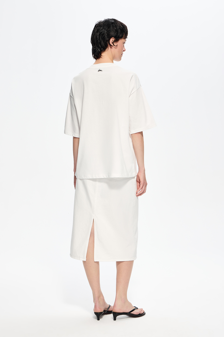 Футболка с принтом и вышивкой