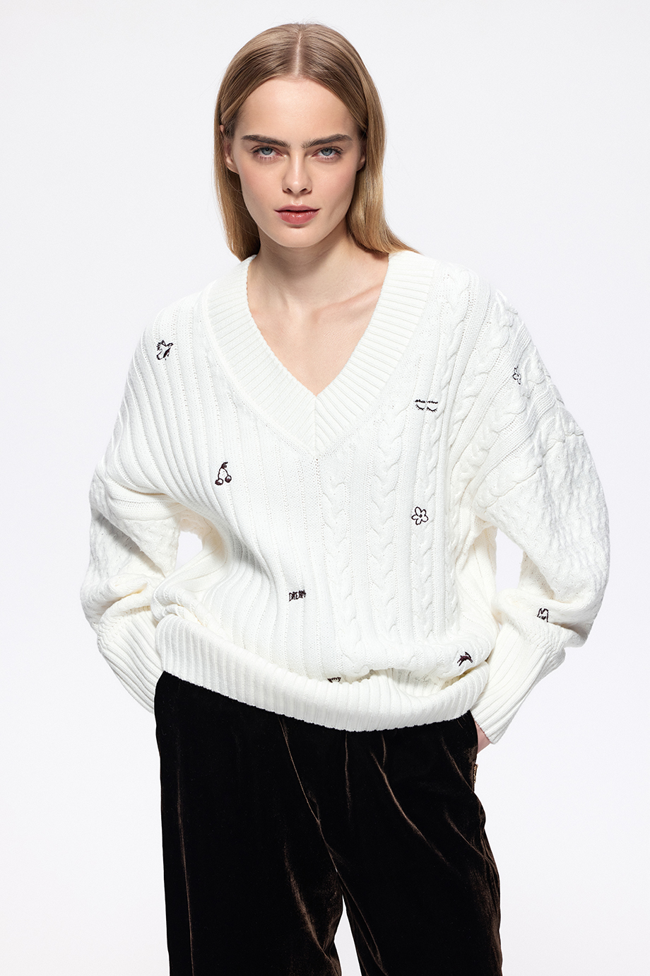 Джемпер с косами и вышивкой