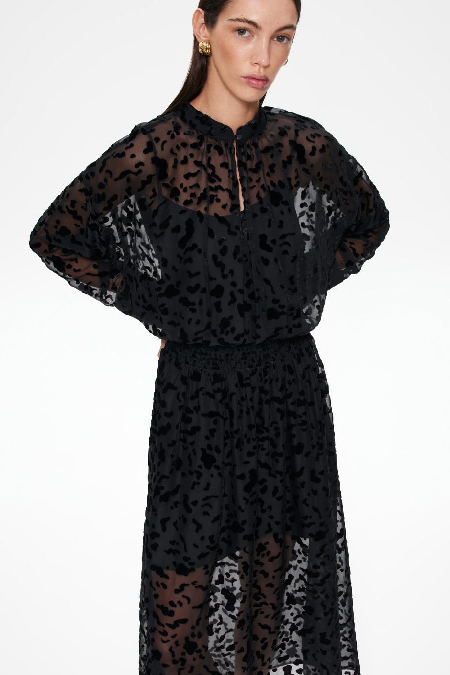 Платье из деворе с поясом-резинкой