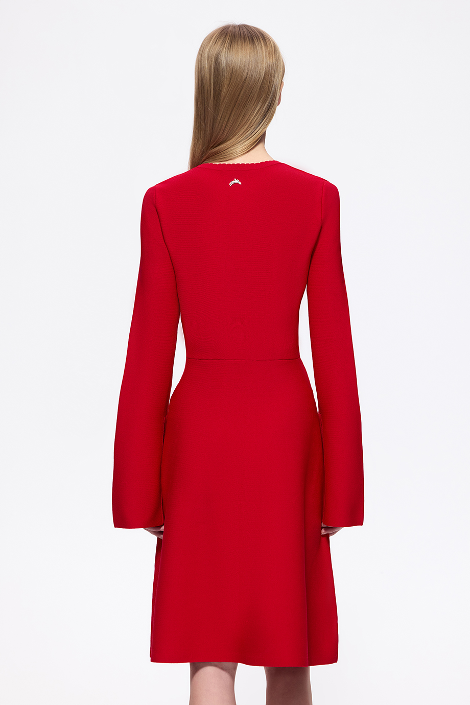 Платье вязаное с рукавом-клеш