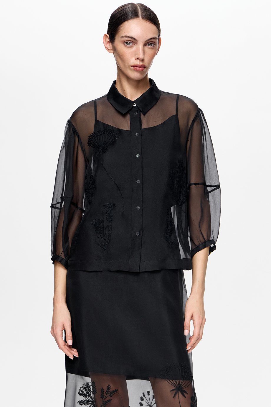 Блузка из шелковой органзы с вышивкой