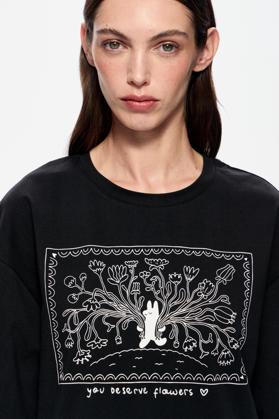 Футболка с принтом и вышивкой