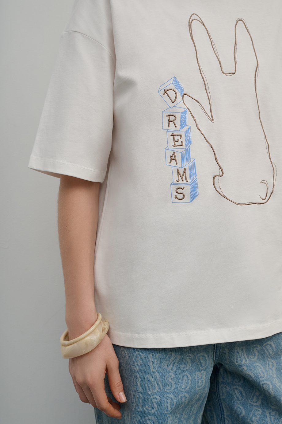 Футболка с принтом и вышивкой