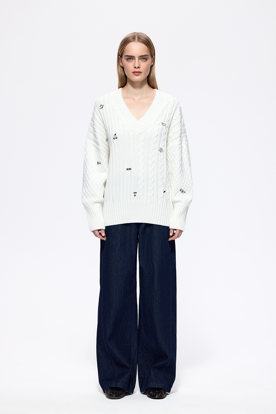 Джемпер с косами и вышивкой