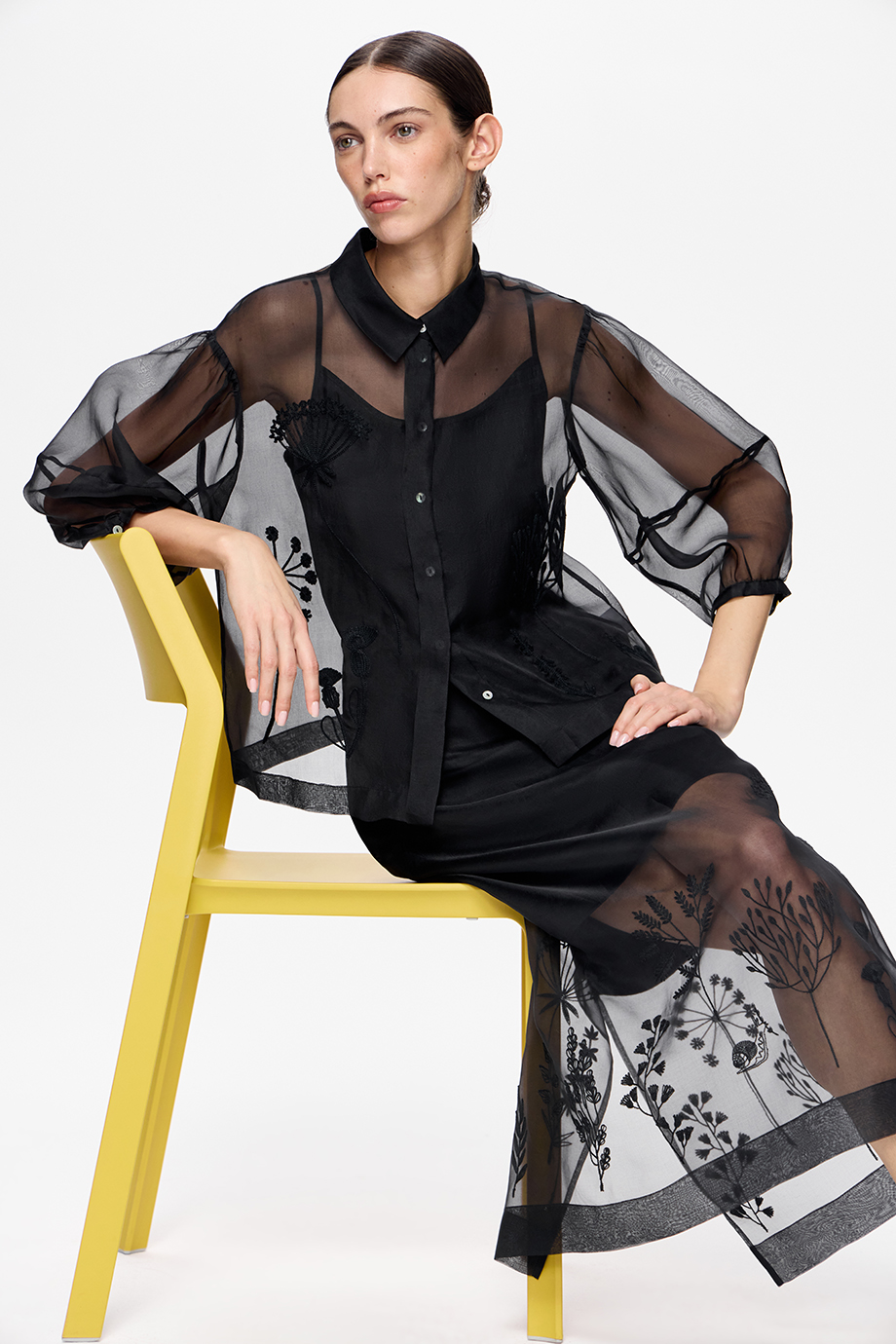 Блузка из шелковой органзы с вышивкой