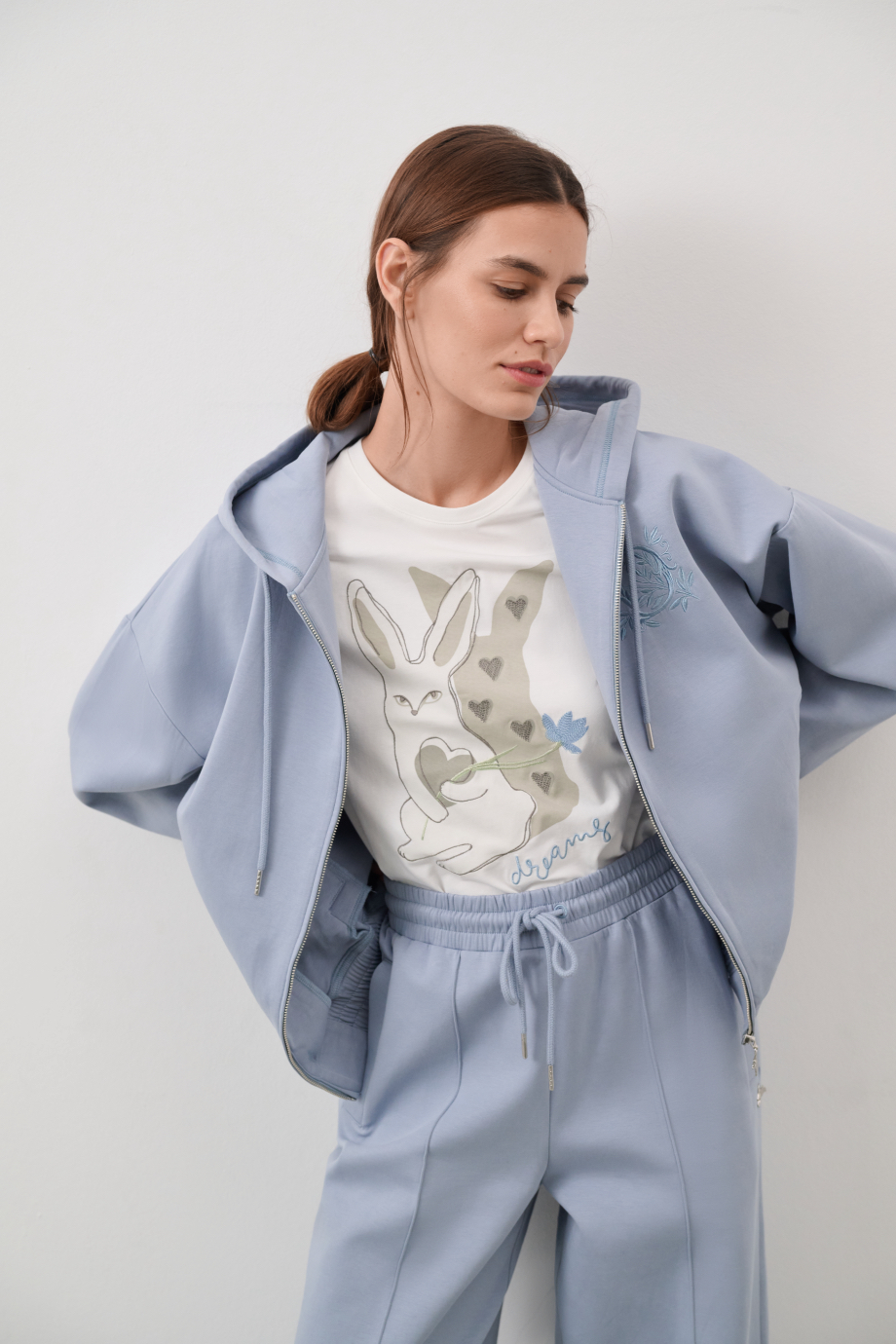 Худи на молнии с вышивкой