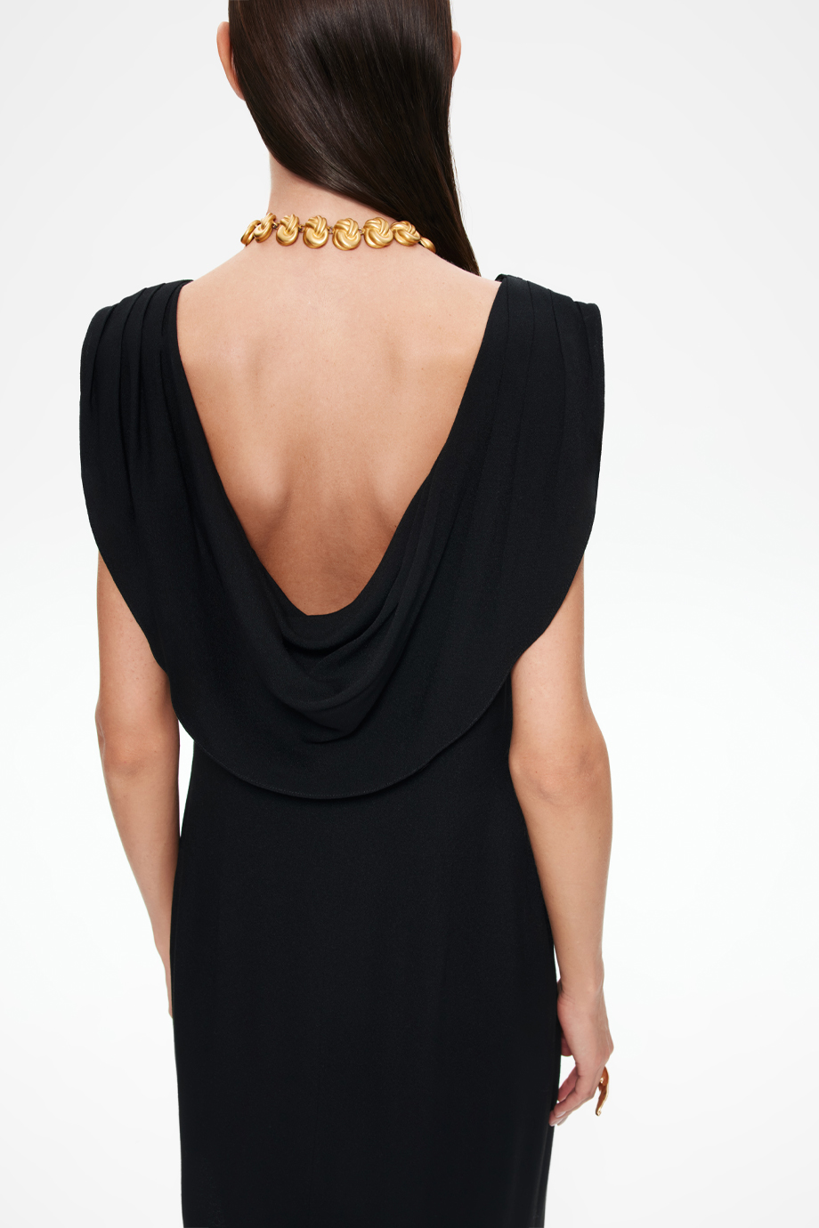 Платье-колонна с декольте на спине