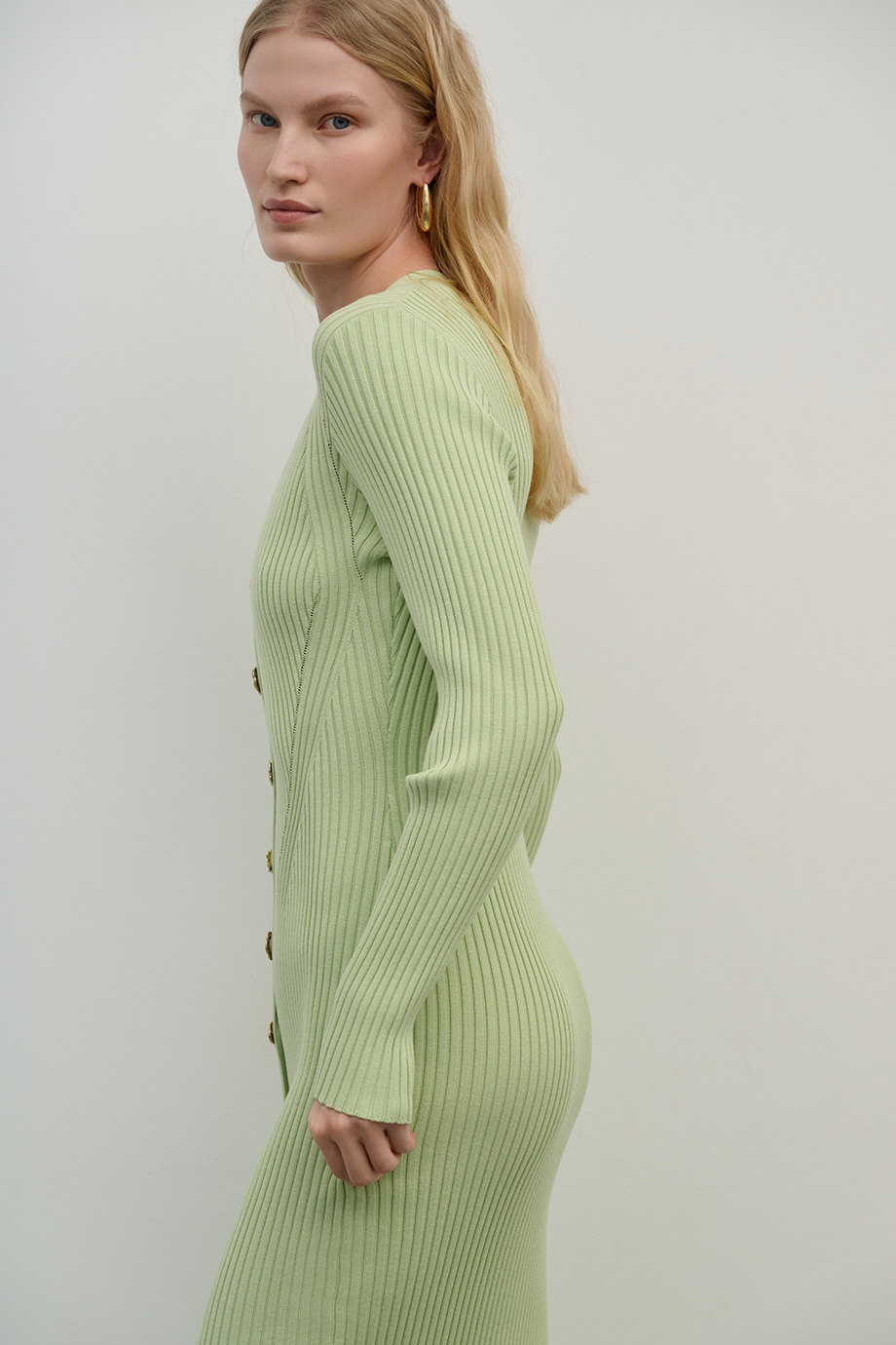 Платье-футляр вязаное