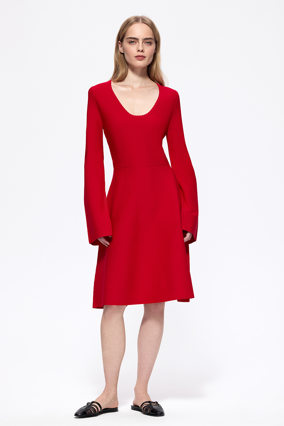 Платье вязаное с рукавом-клеш Платье вязаное с рукавом-клеш