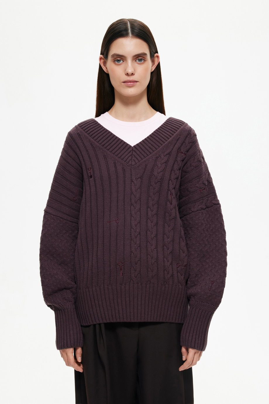 Джемпер с косами и вышивками