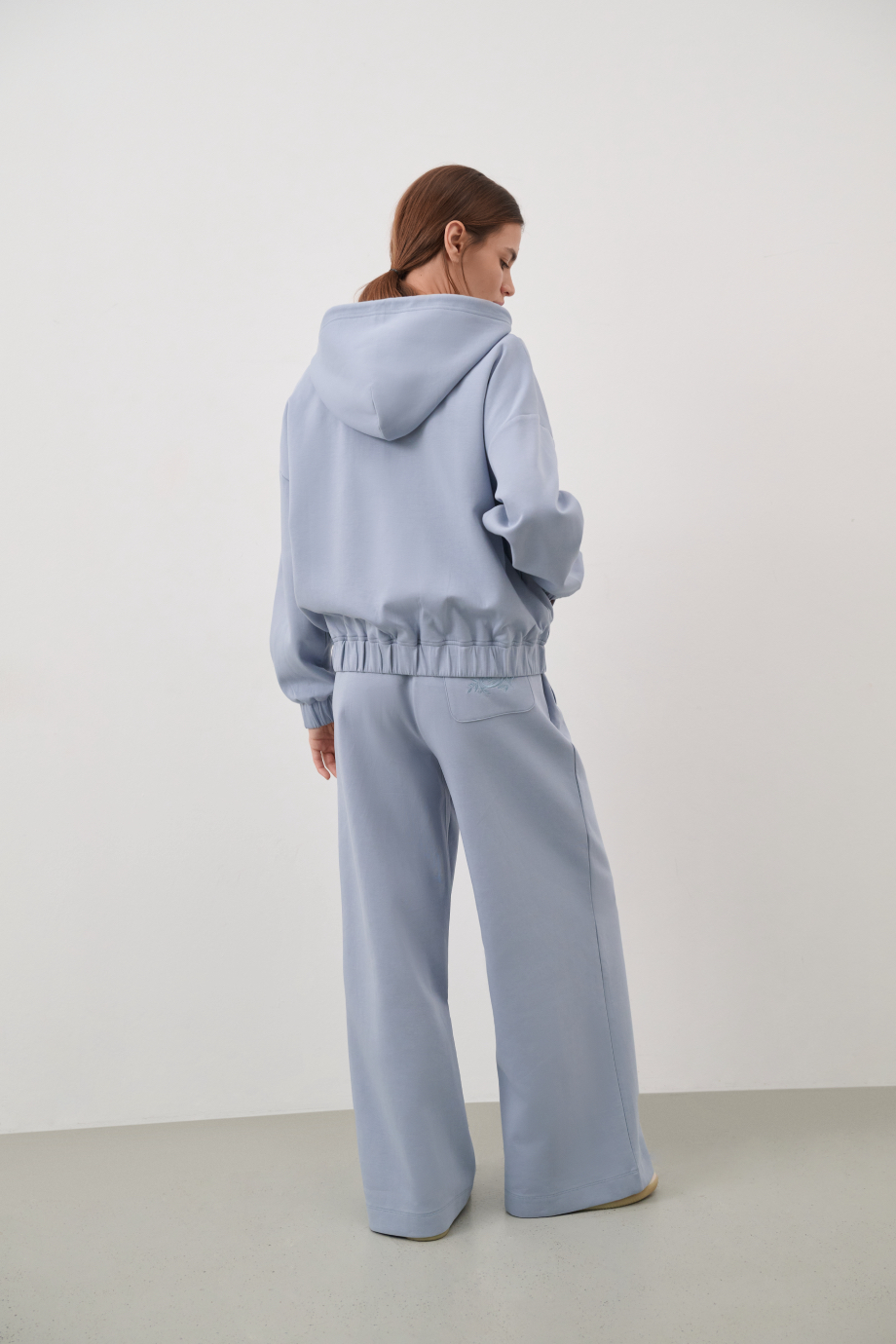 Худи на молнии с вышивкой