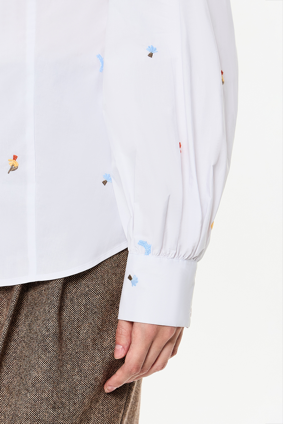 Рубашка прилегающая с вышивками