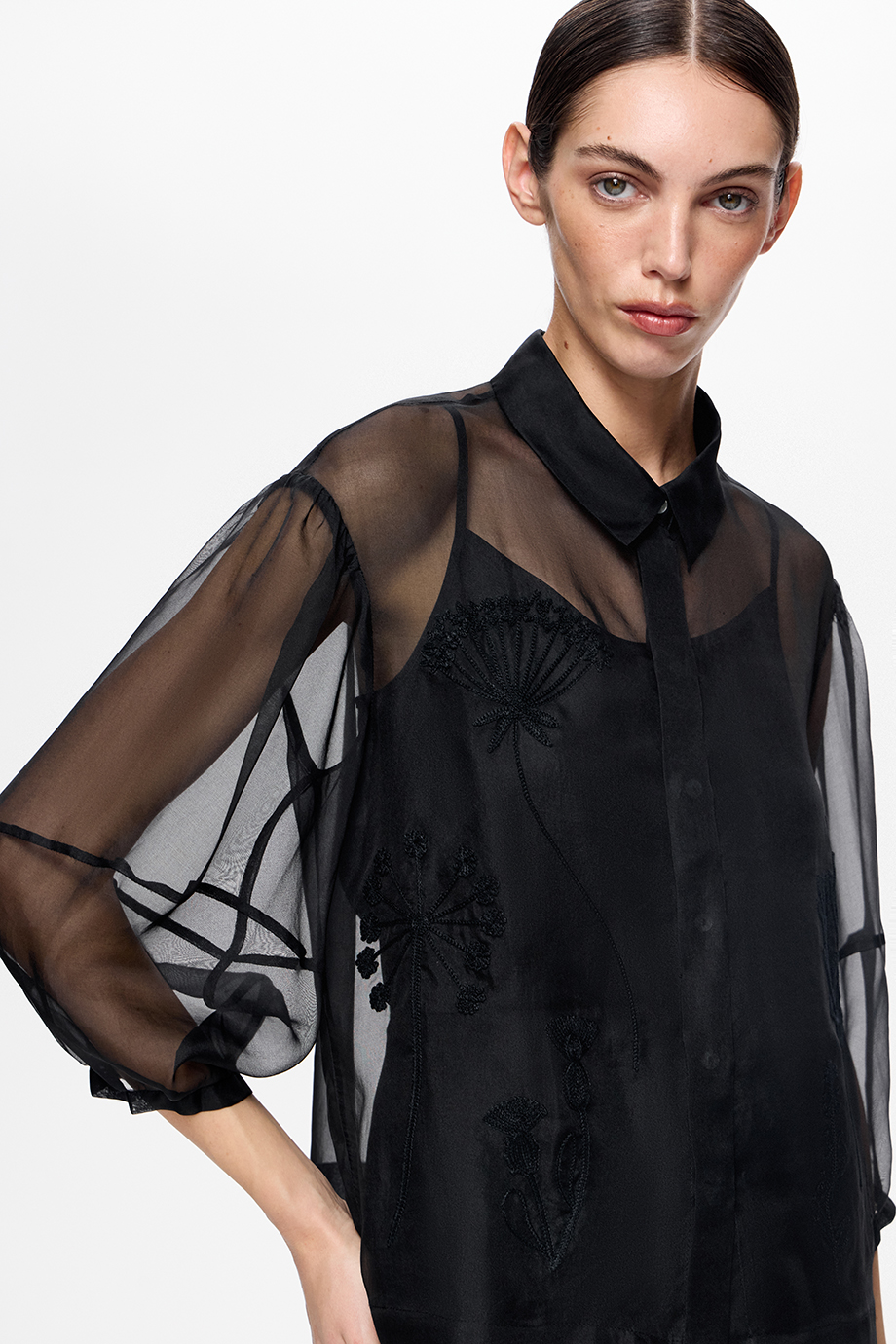 Блузка из шелковой органзы с вышивкой