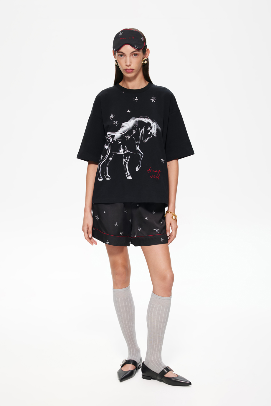 Футболка с принтом и вышивкой