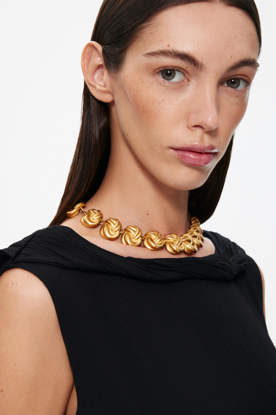 Платье-колонна с декольте на спине