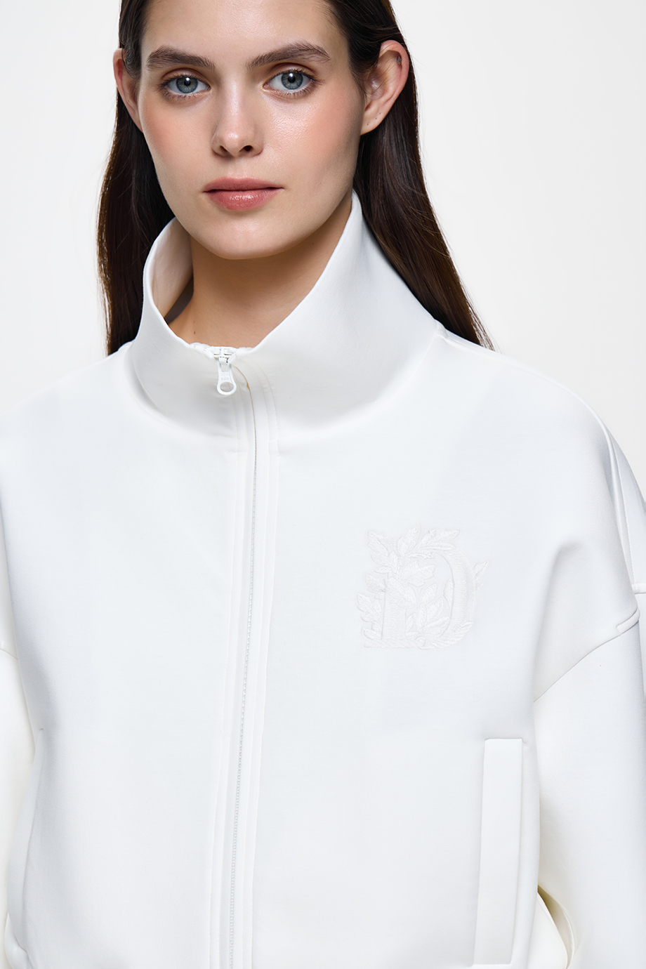 Толстовка на молнии с вышивкой