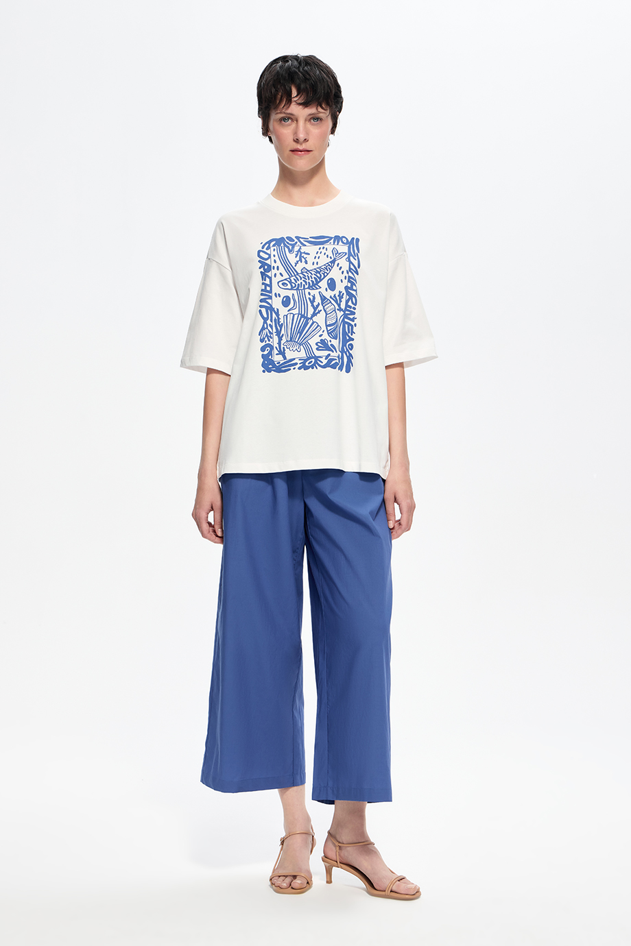 Футболка с принтом и вышивкой