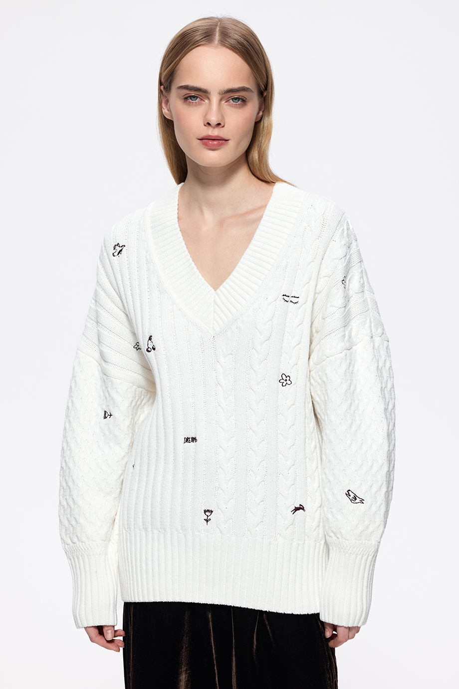 Джемпер с косами и вышивкой