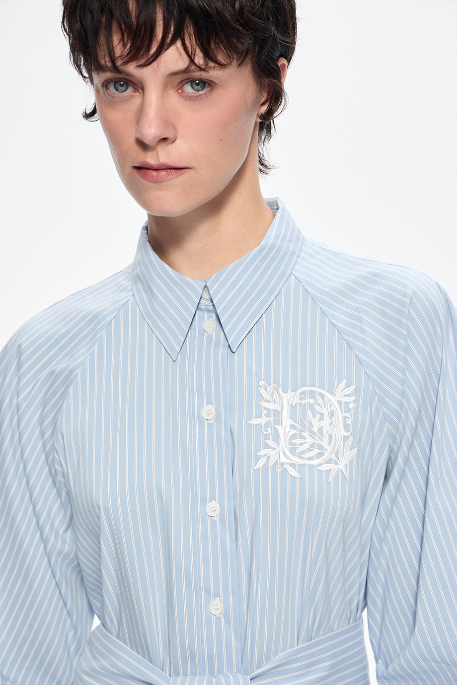 Платье-рубашка с вышивкой