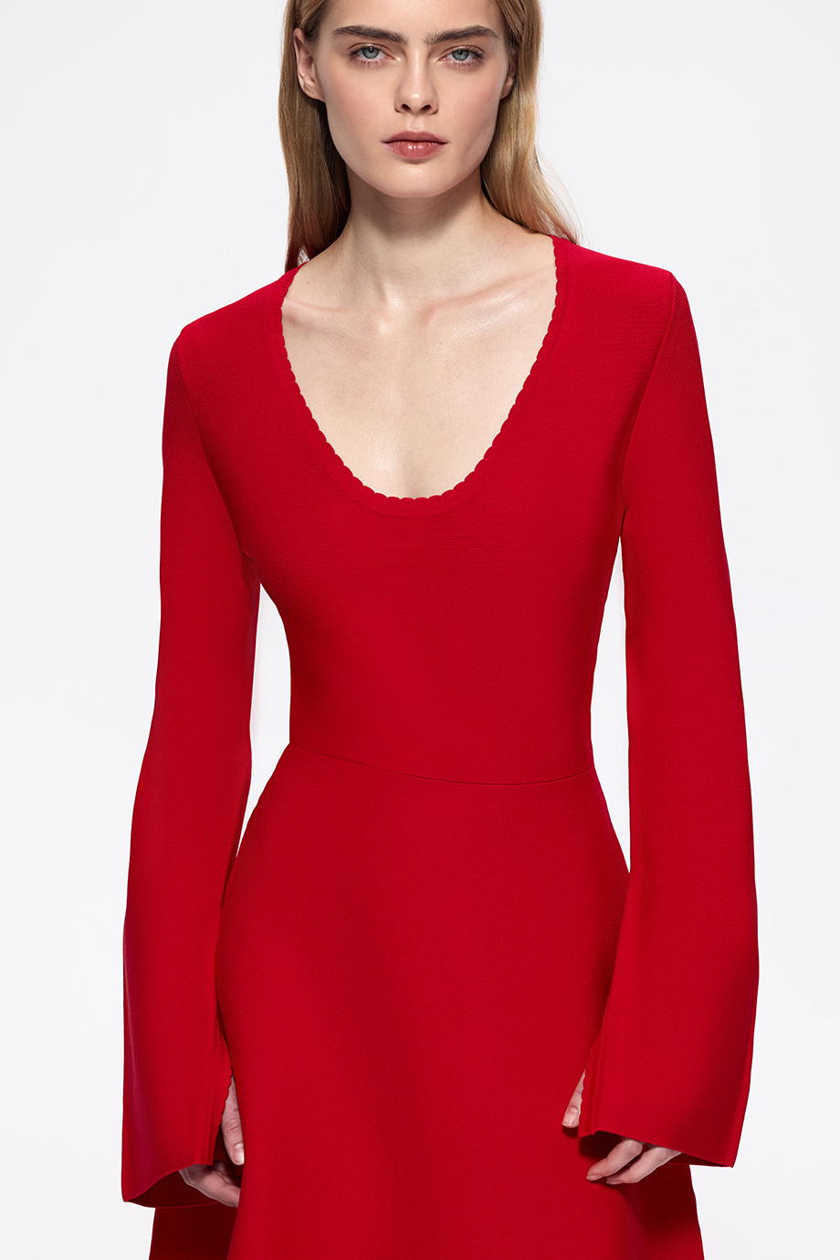 Платье вязаное с рукавом-клеш