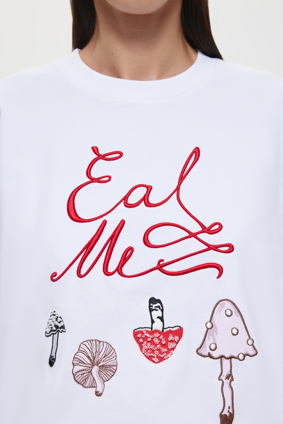 Футболка с принтом и вышивкой