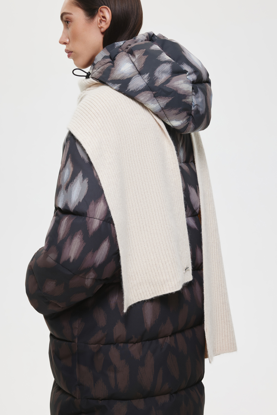 Пуховик длинный с принтом