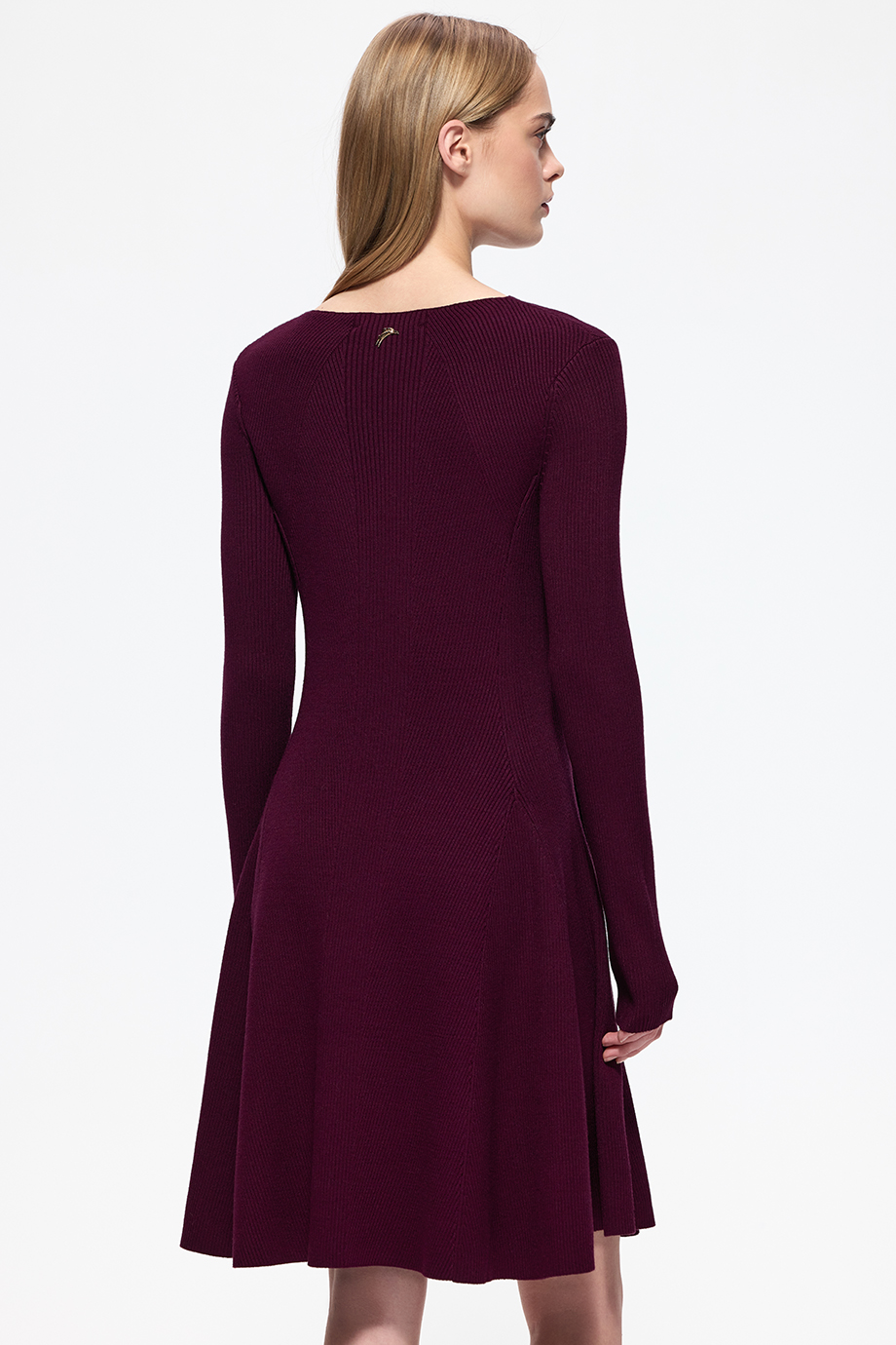 Вязаное расклешенное платье