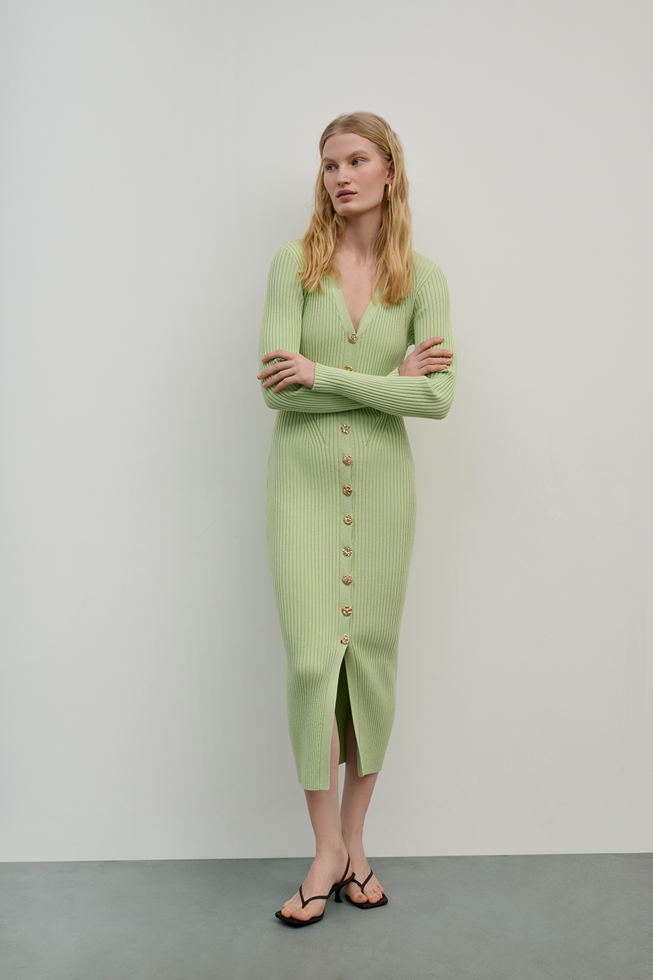 Платье-футляр вязаное