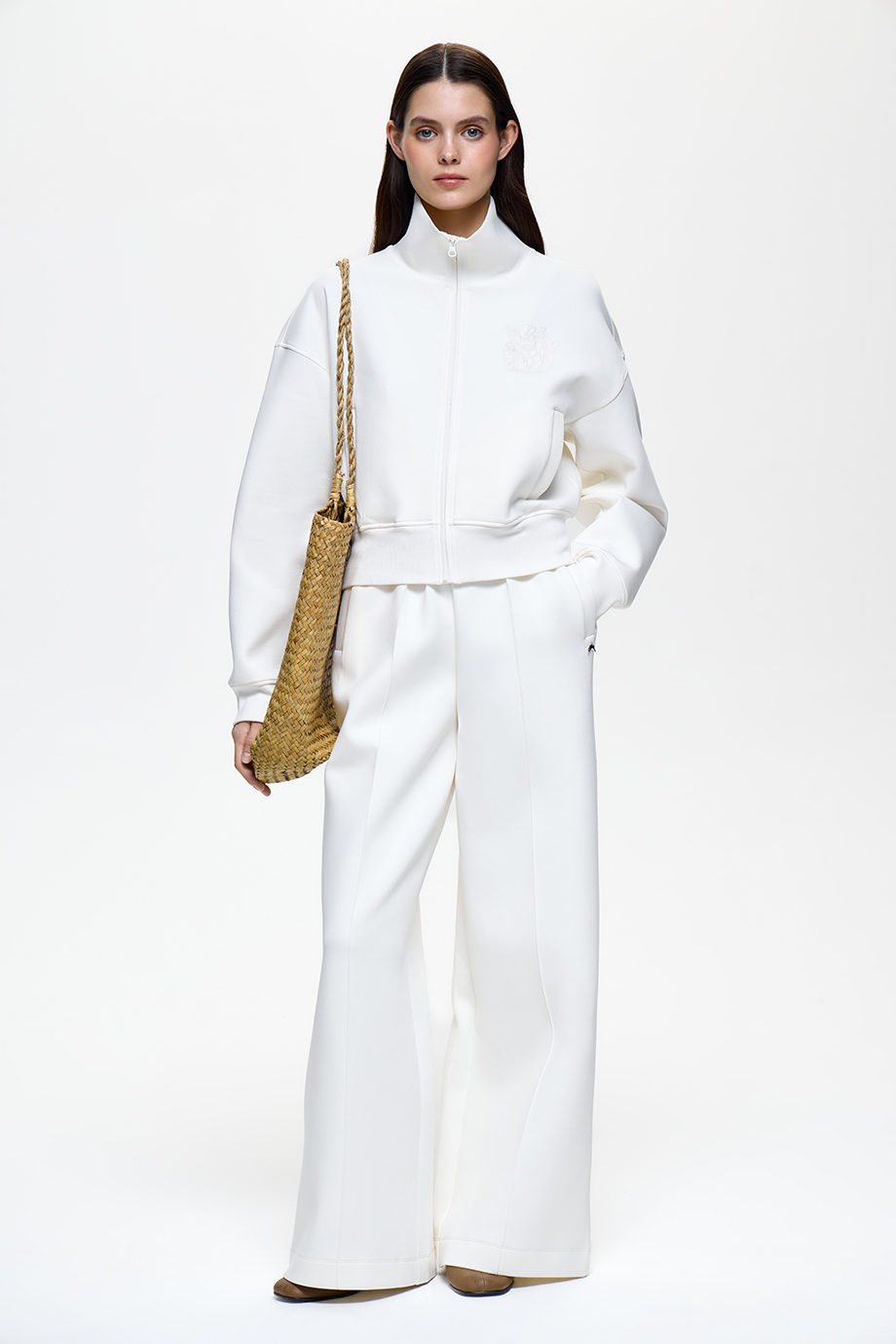 Толстовка на молнии с вышивкой