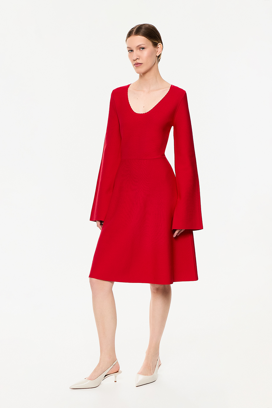 Платье вязаное с рукавом-клеш