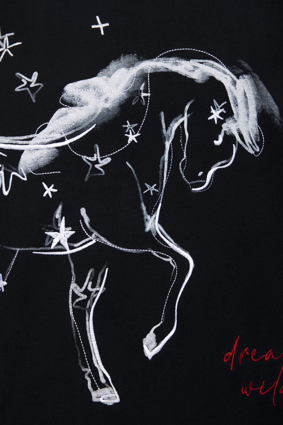 Футболка с принтом и вышивкой