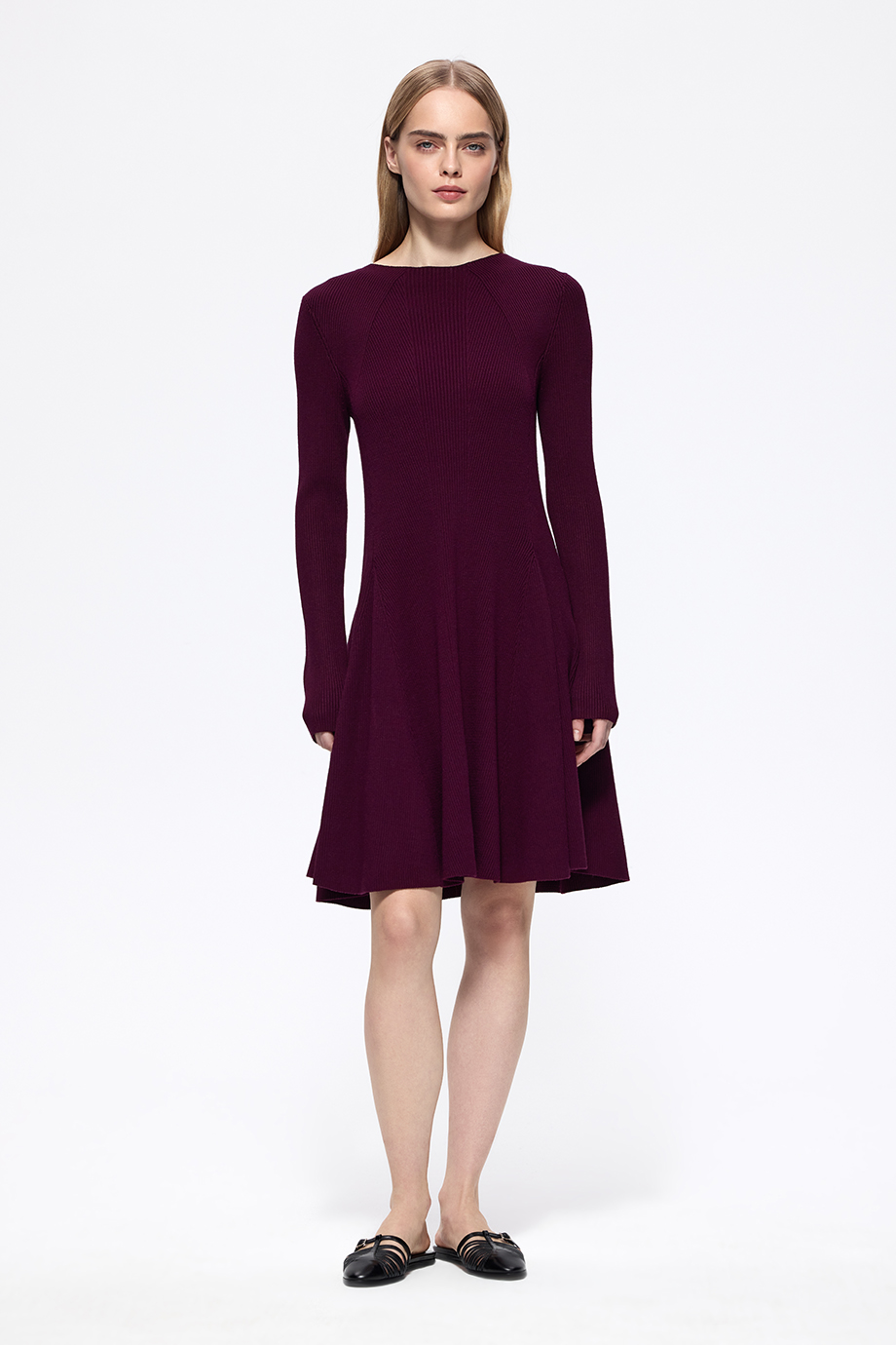 Вязаное расклешенное платье