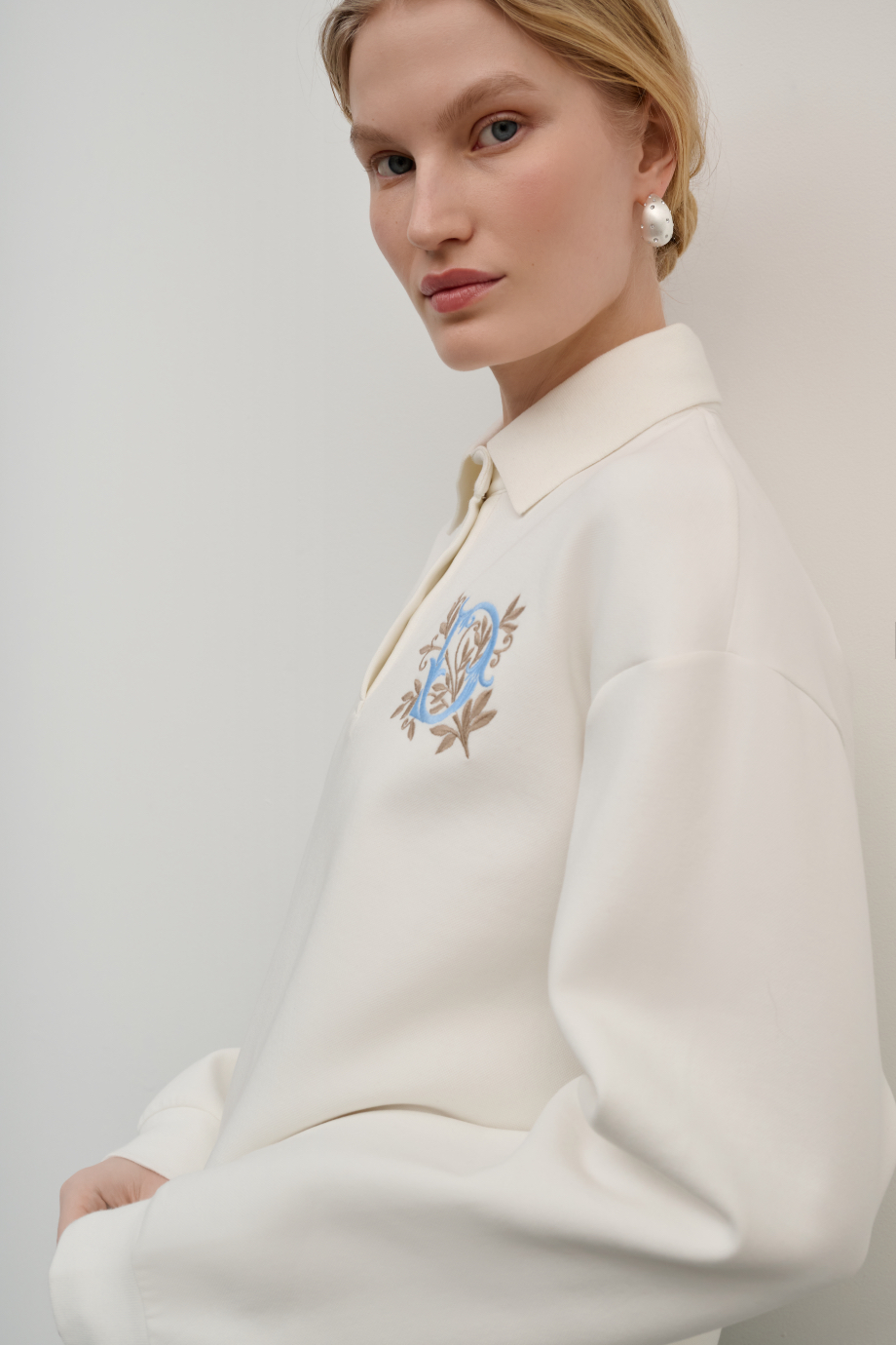 Свитшот-поло с вышивкой