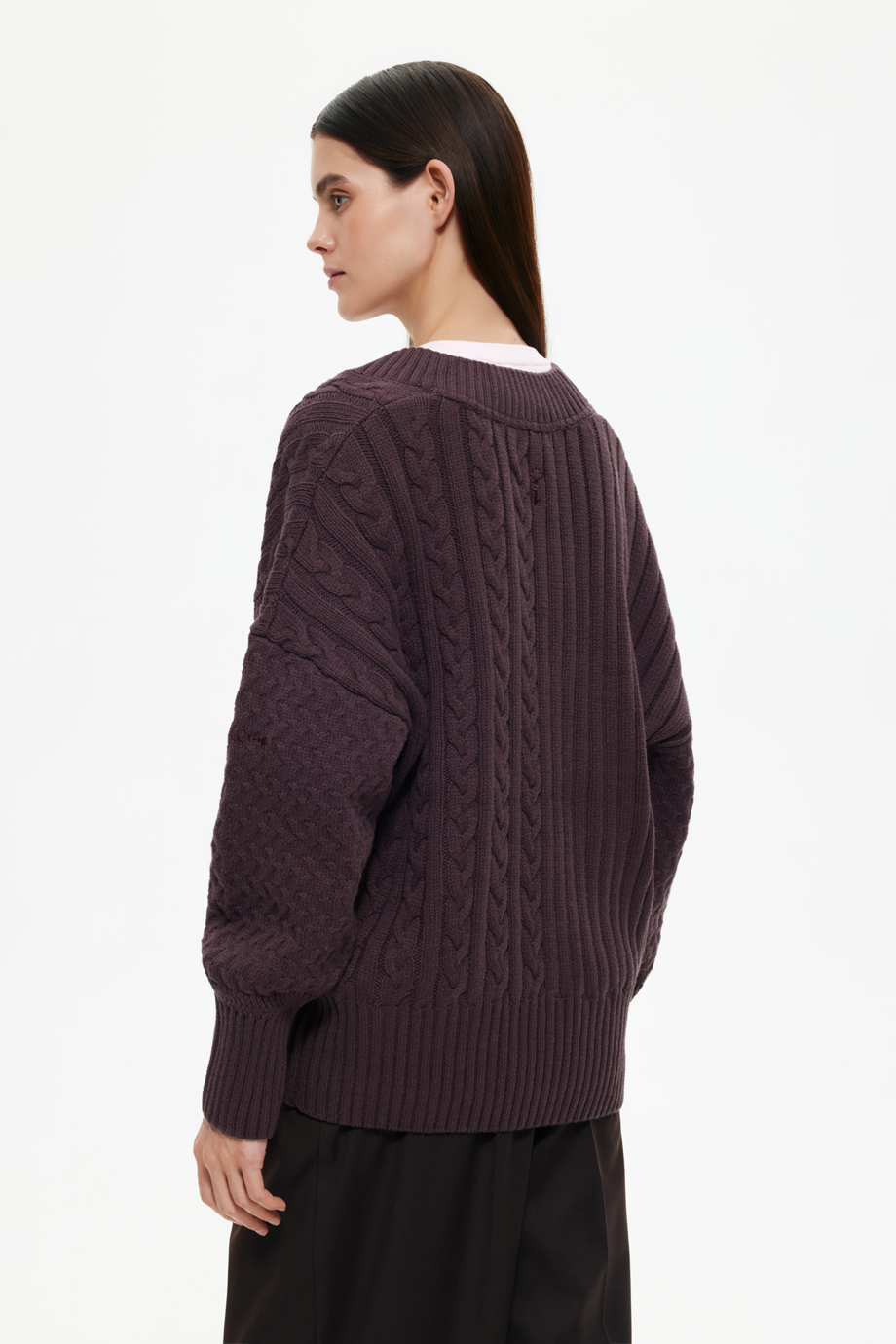 Джемпер с косами и вышивками