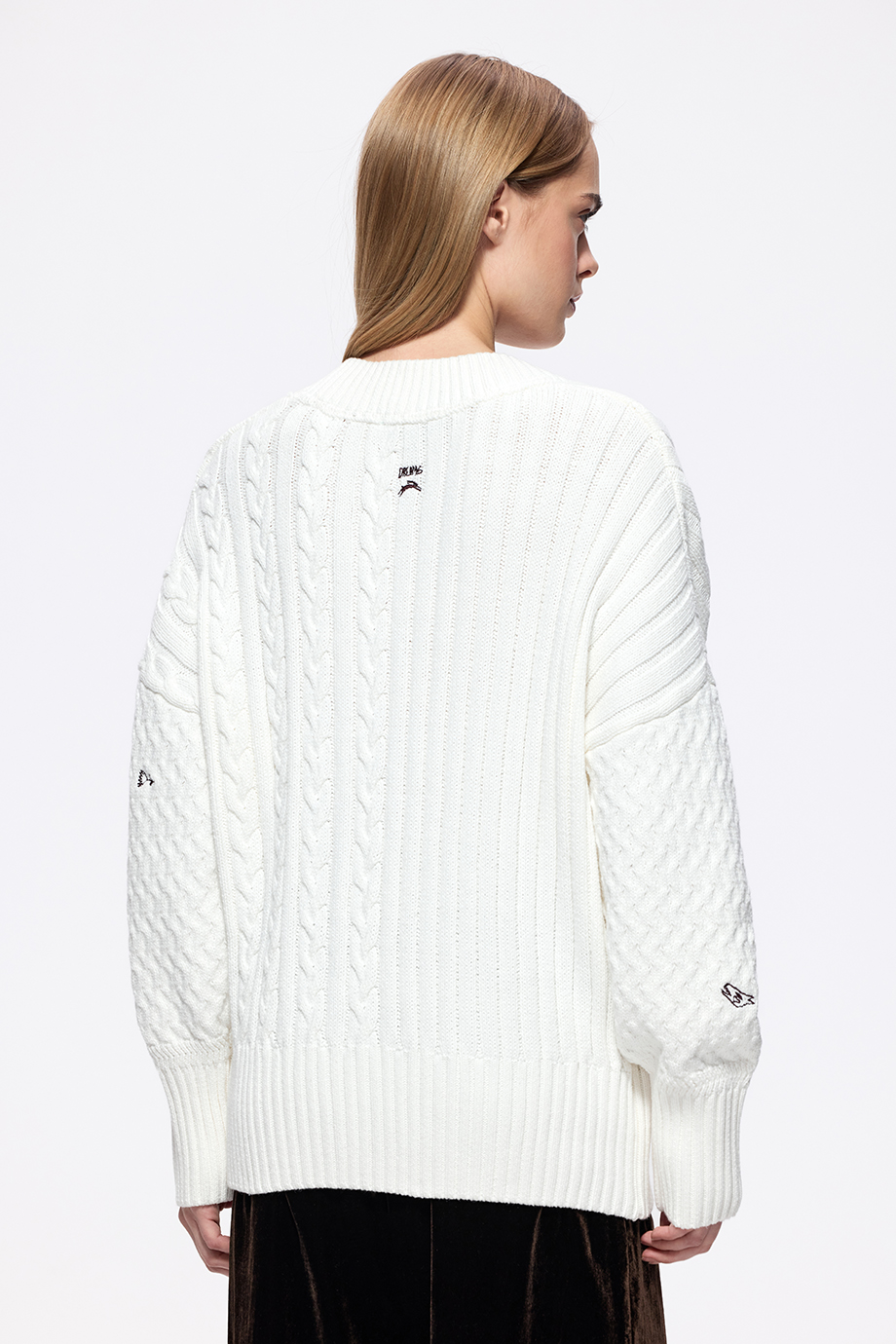 Джемпер с косами и вышивкой