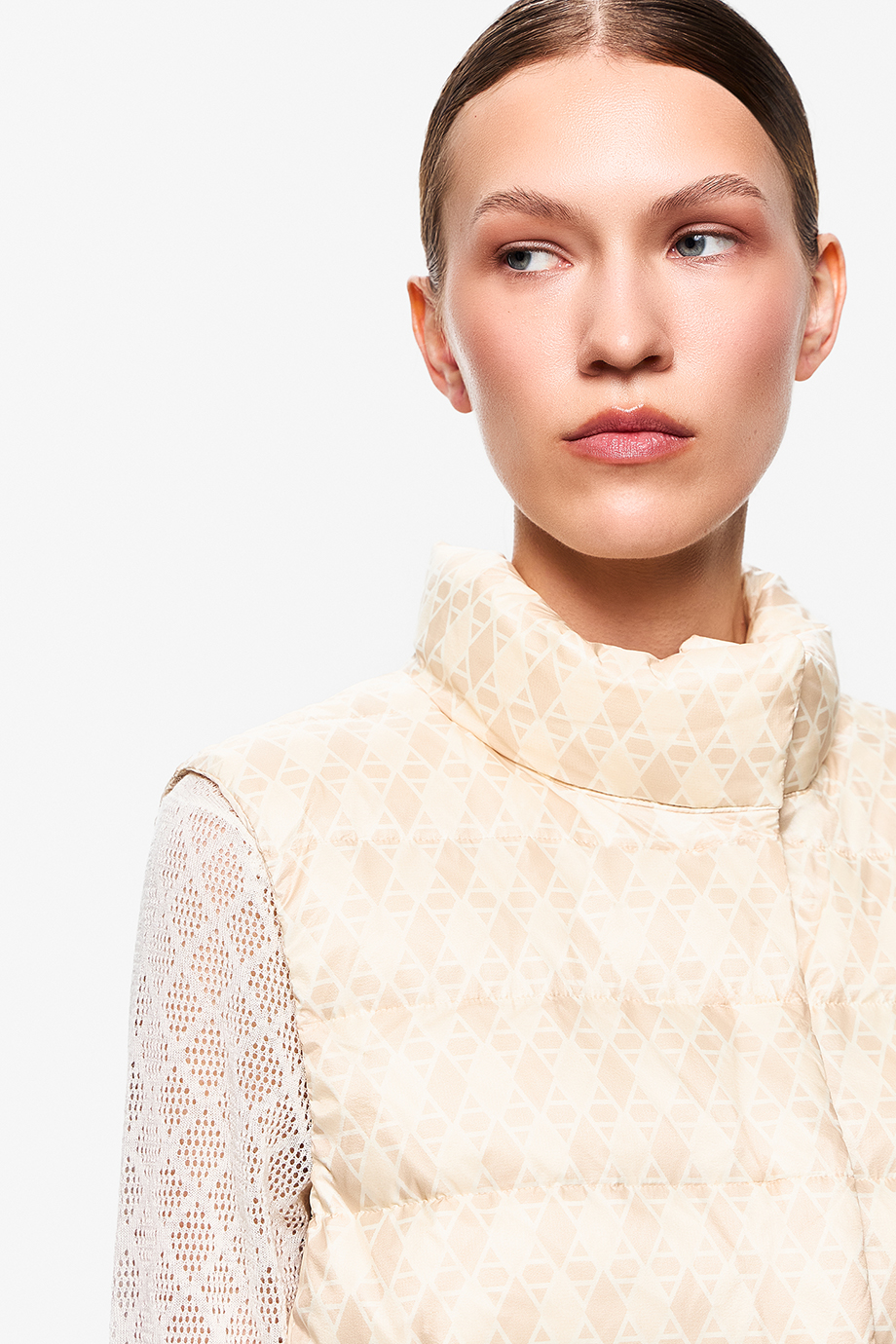 Жилет пуховый с принтом