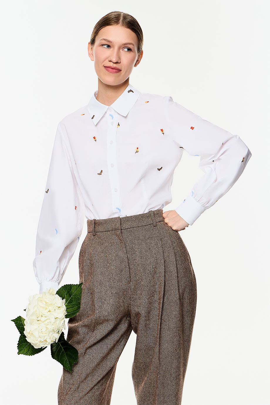 Рубашка прилегающая с вышивками