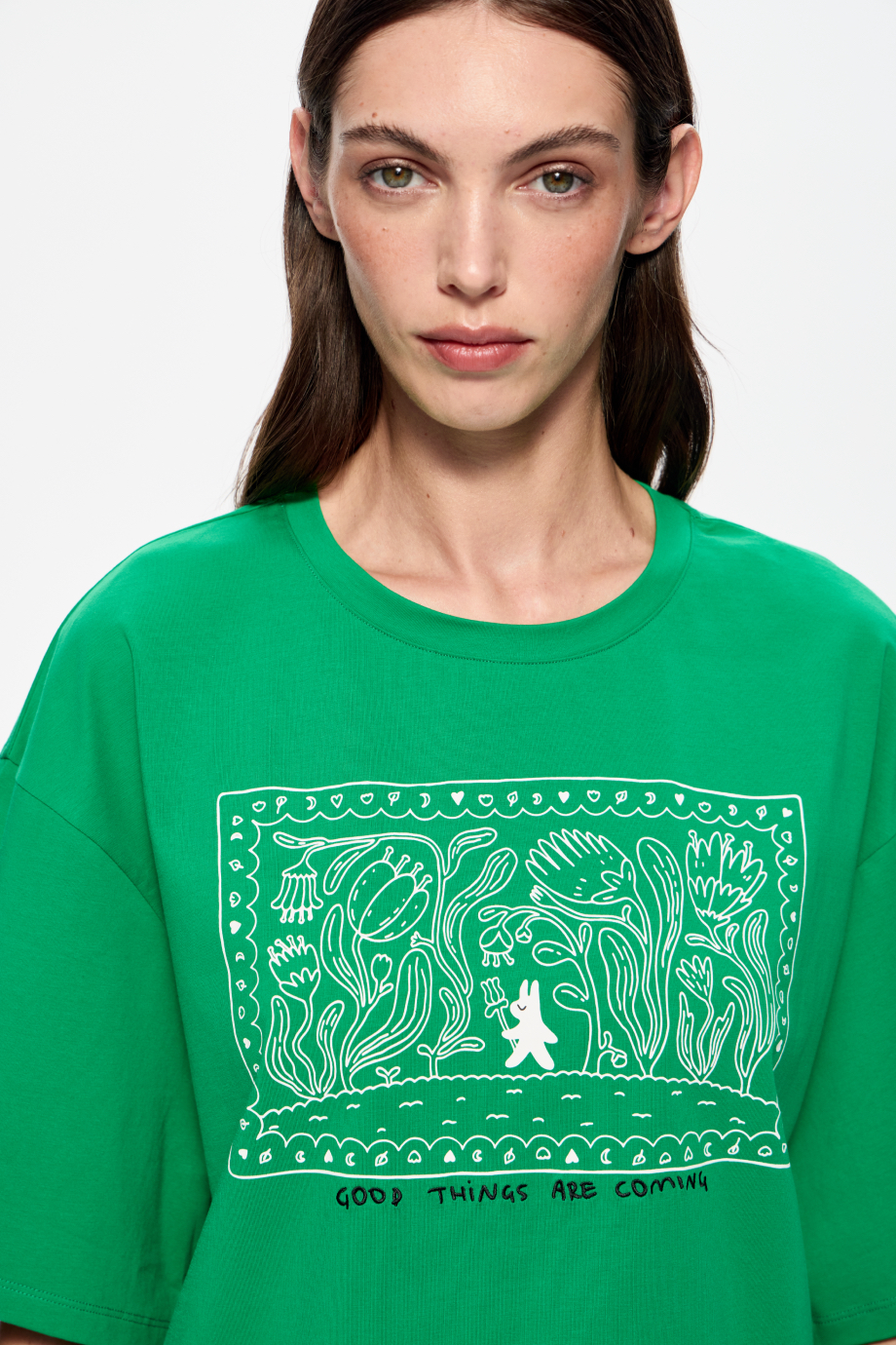 Футболка с принтом и вышивкой