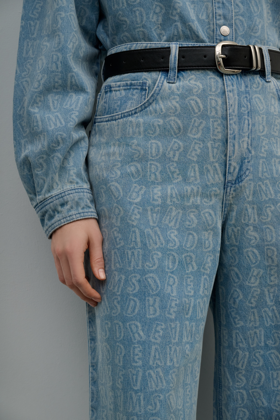 Джинсы Wide Leg с лазерным принтом Джинсы Wide Leg с лазерным принтом